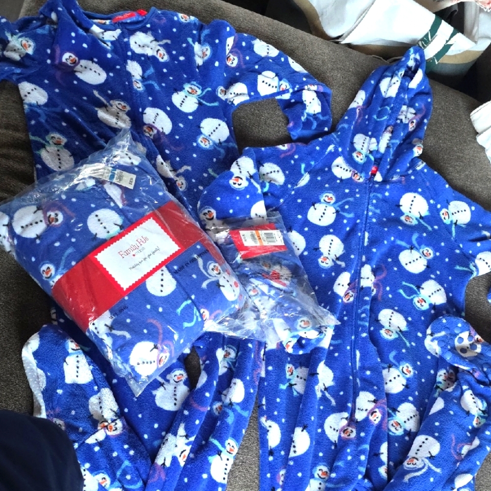 Set Of 3 Macy's Family PJs Blue Snowman Onesie +dog Bandana Chrismas Pictures